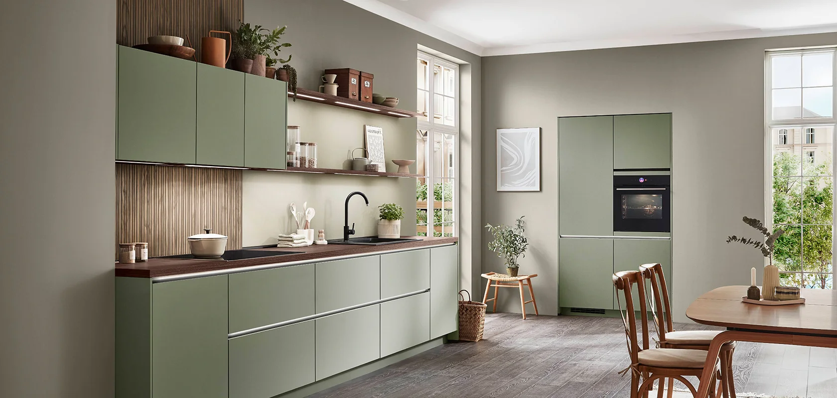 Küchenzeile mit Front Senso in Olive, Antifingerprint-Oberfläche, offenen Regalböden und Akzentlicht.