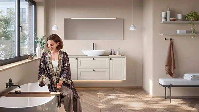Badplanung Landhaus Dekor NORDIC in Sand mit Waschtischunterschrank, Aufsatzwaschbecken, Spiegel und freistehender Badewanne