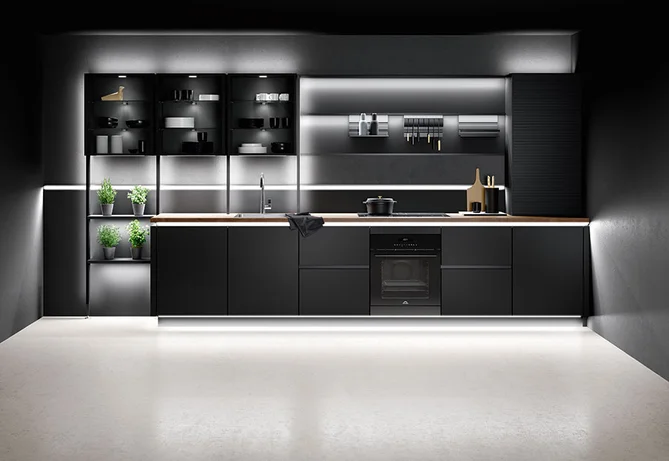 Küche mit Front Easytouch in Grafitschwarz, Antifingerprint und LED-Beleuchtung an Sockel, Nische und Regalen und im Wandschrank als energieeffiziente Lösung.