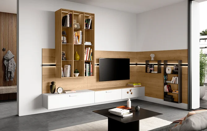 Moderne woonkamerinterieur met strakke houten boekenplanken, witte kasten, een aan de muur gemonteerde televisie en een gezellig zitgedeelte met stijlvolle decoratieve elementen.