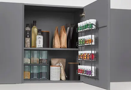 Schiefergraue Küchenschrank-Innenseite mit Gewürzen, Ölen und eleganten Aufbewahrungsbehältern für optimalen Stauraum.
