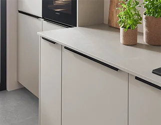 Szczegółowy widok frontu LOOK 604 w kolorze teksturowanego piasku - naturalna faktura łączy się z nowoczesnym wzornictwem kuchni.