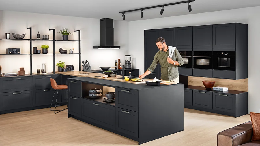 Moderne landhuiskeuken met stijlvolle kaderfronten en huiselijke details - voor een gezellig huis met karakter.