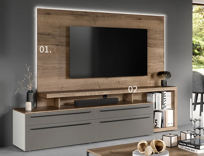 Configuración moderna de sala de estar con un centro de medios de madera con un televisor de pantalla plana montado, elegantes gabinetes inferiores y elementos decorativos que realzan el ambiente acogedor.