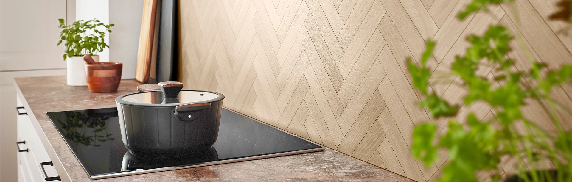 Pannello posteriore in rovere a spina di pesce Como - aspetto naturale del legno con un motivo moderno.