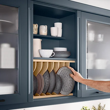 Elegante bordenhouder in het wandmeubel brengt orde en past perfect bij het Cascada 778 landhuisfront in fjordblauw.