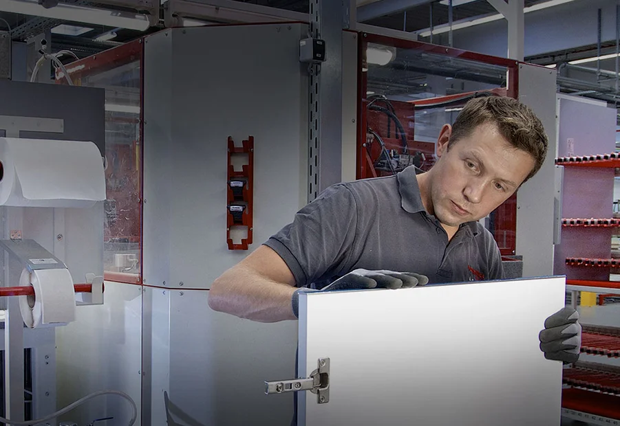 Schreiner arbeitet an einer Tischkreissäge in einer modernen Holzwerkstatt.