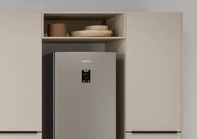 Maxi Front mit Überbauregal für freistehenden Kühlschrank und zusätzlichem Stauraum in offenen Fächern