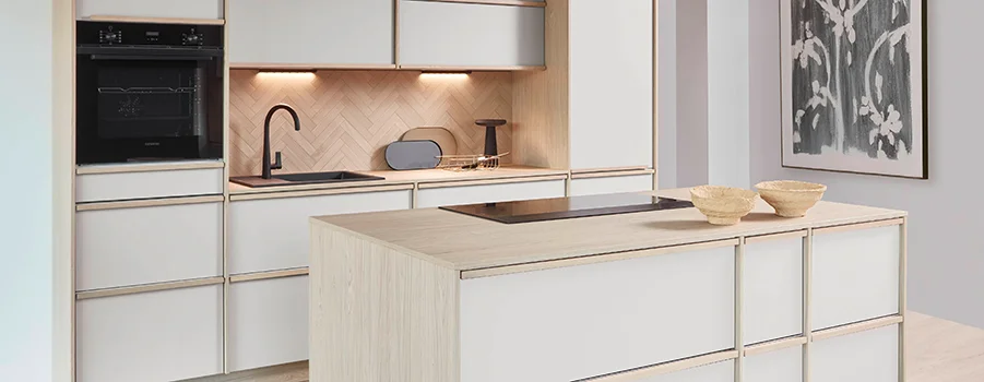 Moderne Küche mit heller Holzoptik, integrierten Geräten und stilvollen Dekorelementen, ideal für zeitgemäßes Wohnen.