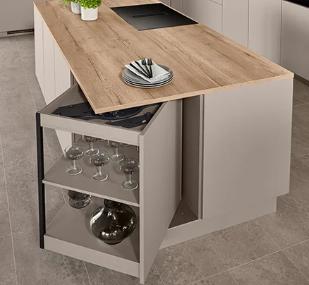 Armoire pivotante FurnSpin en action - un espace de rangement intelligent, résolu avec élégance par un mouvement de rotation fluide.