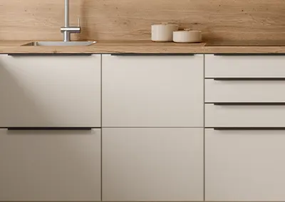 Spülenschrank in Maxi-Höhe mit zwei Auszügen, Spülbecken und Armatur ins Sand