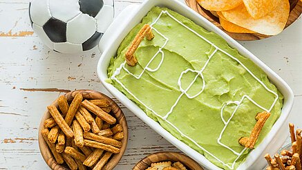 Mexico may not be playing in the European Championships, but it‘s going to be right on front in your kitchen: fingerfood is essential when you‘re watching TV - and Mexican guacamole is a true classic in that respect. Green, creamy and fruity, the avocado dip tastes wonderful and is perfect with a delicious football loaf.