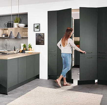 Elegante Durchgangstür in der Küchenzeile schafft Zugang zum Nebenraum und verbindet Funktionalität mit klarer Linienführung.