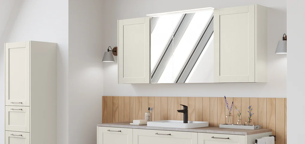 Mirror cabinet with integrated wall cabinets at the side - a clever, space-saving solution for the bathroom.