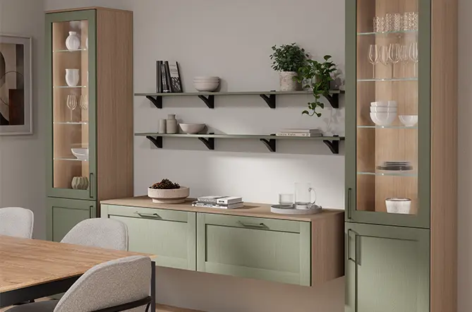 Wohnbereich mit Bari Wohnmöbeln in Lacklaminat Olive und Holzstruktur, Vitrinen, Sideboard und offenen Regalen