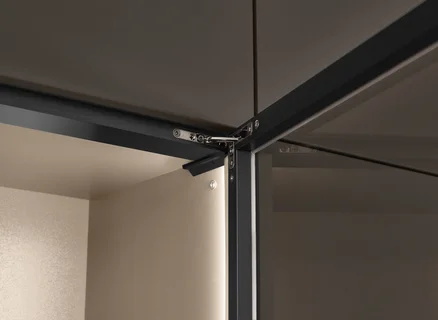 LED-Schrankinnenleuchte Hide beleuchtet den Innenraum von Schränken und Vitrinen mit integriertem Lichtprofil.
