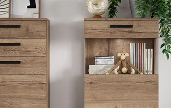 Moderne hölzerne Bücherregal mit minimalistischer Dekoration, Büchern, einer dekorativen Affenfigur und Pflanzen, die das zeitgenössische und gemütliche Innendesign ästhetisch aufwerten.