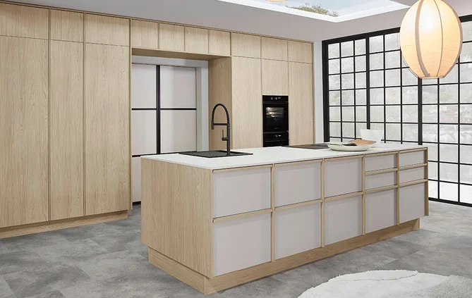 Küche im Japandi-Stil aus der nobilia Designlinie Sakura in Sand, modern, minimalistisch und harmonisch eingerichtet