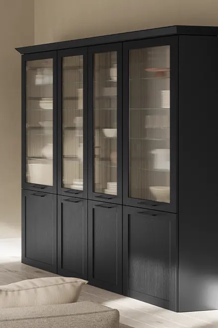 Schwarze Landhaus-Vitrine FRAME 649 mit geriffeltem Glas, Glasböden und Geschirr im Wohnbereich