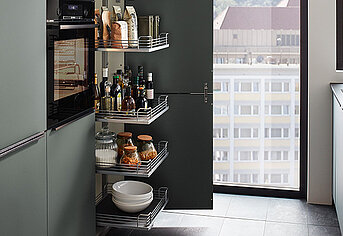 Unsere Hochschranklösung sorgen für deutlich mehr Stauraum in Ihrer Küche.