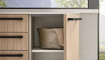 Kommode mit Drehtür und stilvollem Design für zusätzlichen Stauraum im Schlafzimmer