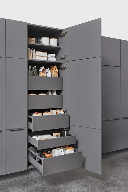  Hoge kast met interne uittrekelementen voor goed georganiseerde opslag. Overzichtelijke, moderne en gemakkelijk toegankelijke opbergruimte.