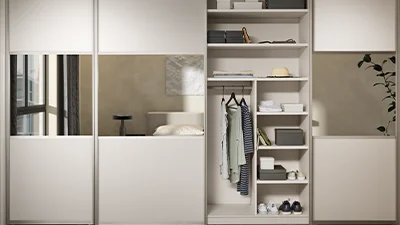 Kleiderschrank mit Regaleinsätzen und Gardrobenstange.