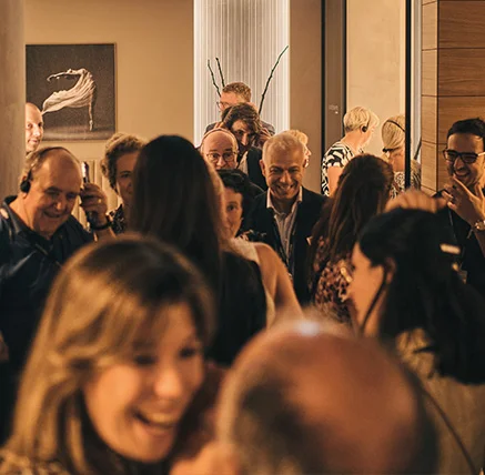 Besucher auf der nobilia Hausmesse entdecken Neuheiten, schauen interessiert und wirken glücklich