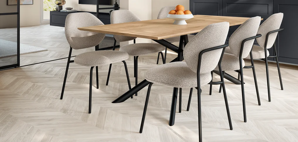 Coin repas avec chaise MOVE - design moderne, structure métallique filigrane et grand confort d'assise pour un habitat stylé et des repas détendus.