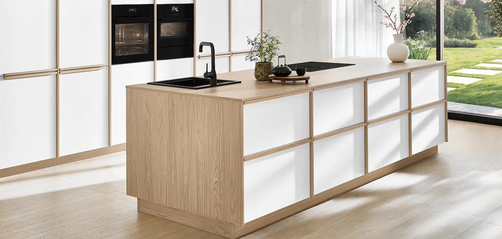 Cuisine Japandi puriste avec ligne de design Sakura - élégance moderne, matériaux naturels et lignes claires.
