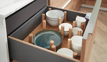 nBOX uittrekbaar met Structura 405 front: Flexibel opbergsysteem met houten pinnen om borden en kommen stevig vast te zetten.