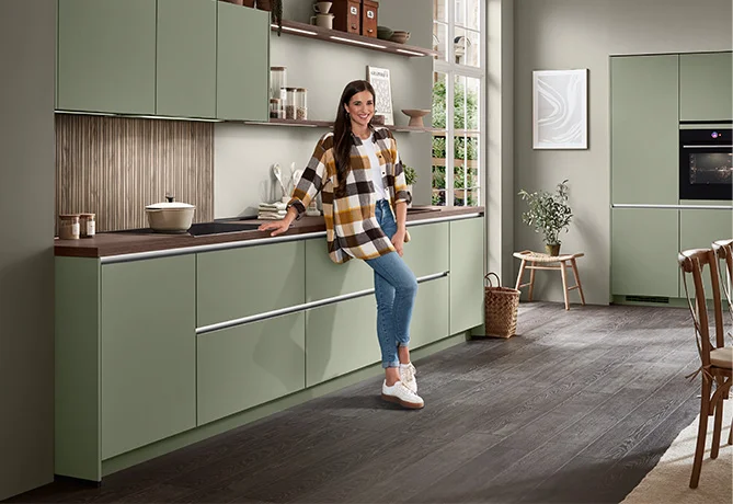Bild von Sally in einer olivgrünen SENSO 495 Küchen, welches die Frontenvielfalt darstellt.