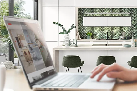 Laptop mit geöffnetem Blog im Vordergrund, unscharfe moderne Küche im Hintergrund als Teaser für Küchenratgeber
