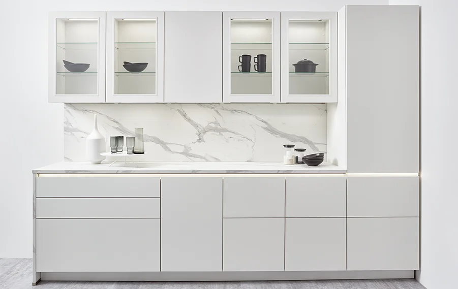 LINE One Cuisine au design moderne avec des lignes claires et une façade sans poignée - parfaite pour un look minimaliste.