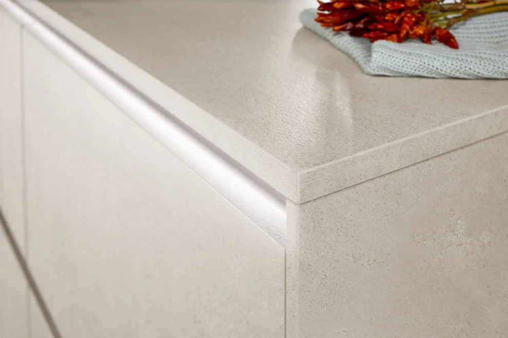 Het Xtra Ceramic werkblad 798 decor beton zand in combinatie met de Riva 842 Decor beton zand.