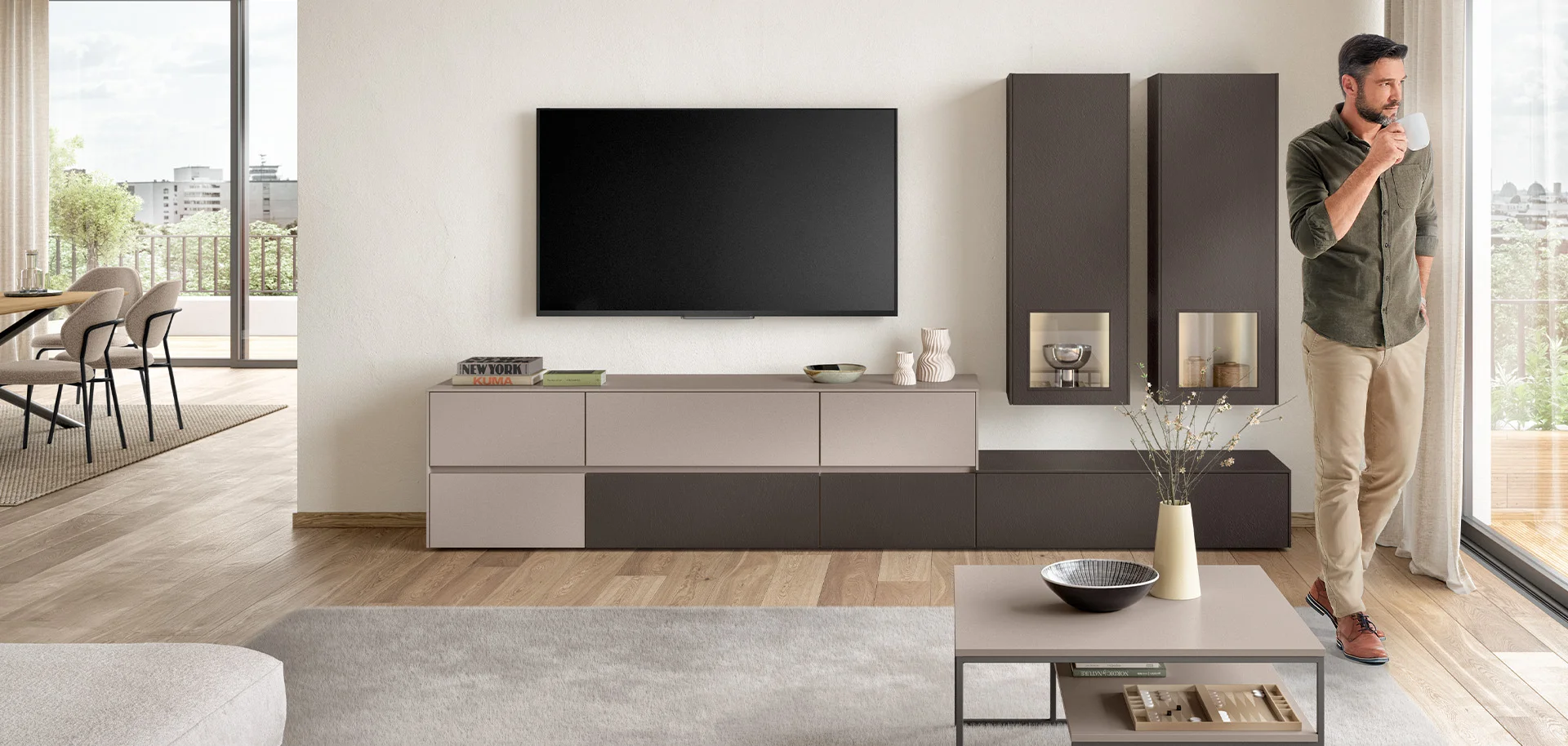 Moderne Wohnwand in harmonischen Naturtönen mit klarer Linienführung und stilvollen Vitrinenelementen. Sie verbindet Design, Stauraum und Wohnlichkeit auf elegante Weise.