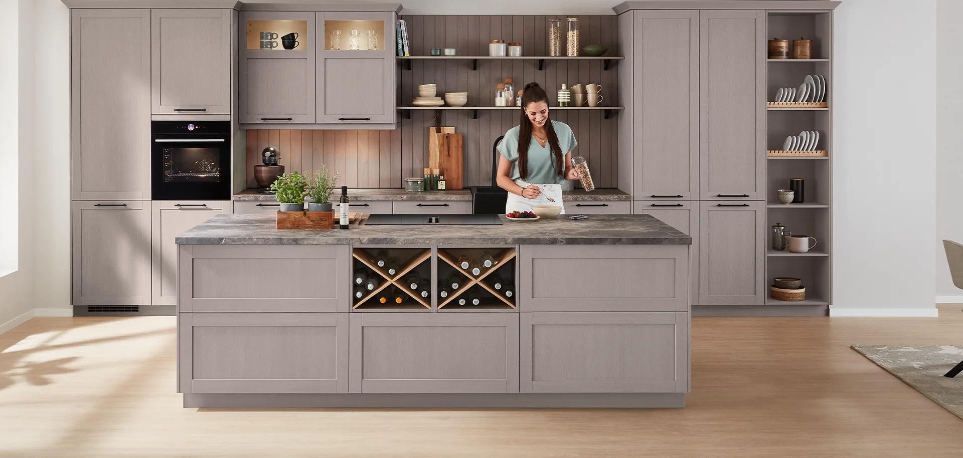 Klasyczny front ramki w eleganckiej czerni z matową powierzchnią zapobiegającą pozostawianiu odcisków palców - stylowy i łatwy w czyszczeniu.