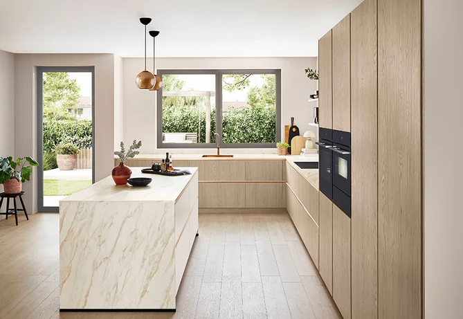 Moderne Küche mit Insel, Softline Front in Weiß mit Antifingerprint und Arbeitsplatte in Carrara Bronze Nachbildung.