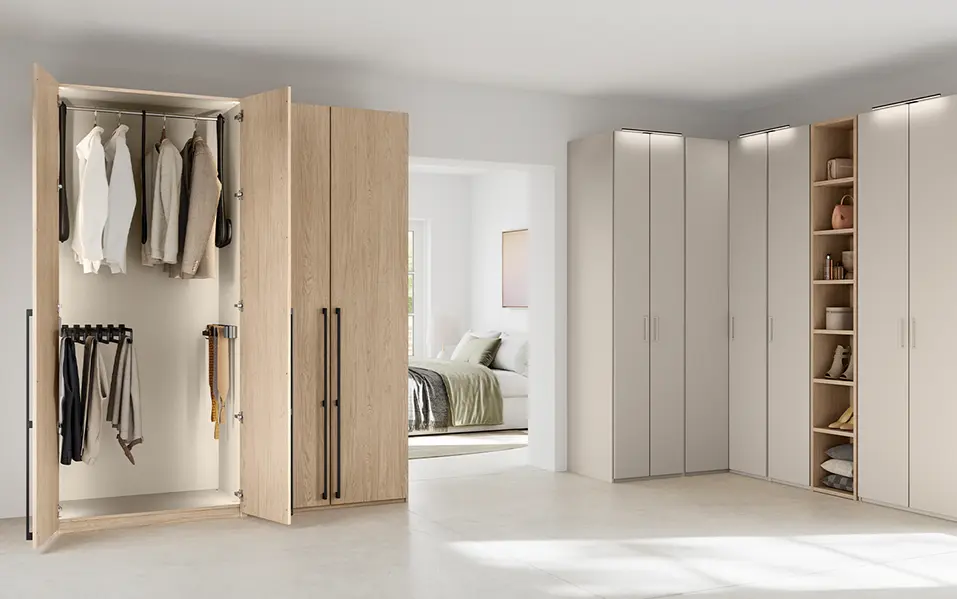Kleiderschrank in Structura 406 mit offenen Fächern, Kleidung und hellen Schrankfronten im Schlafzimmer
