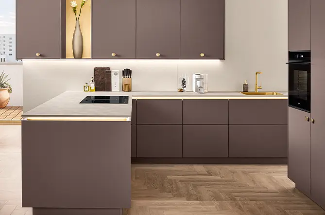 Küche mit Fronten in Berry, Senso 498 Antifingerprint-Oberfläche, Kücheninsel und Hochschrank