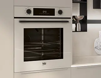 Sandfarbener Beko-Backofen in griffloser Küche mit matten SENSO 489 Fronten im Ton-in-Ton-Design