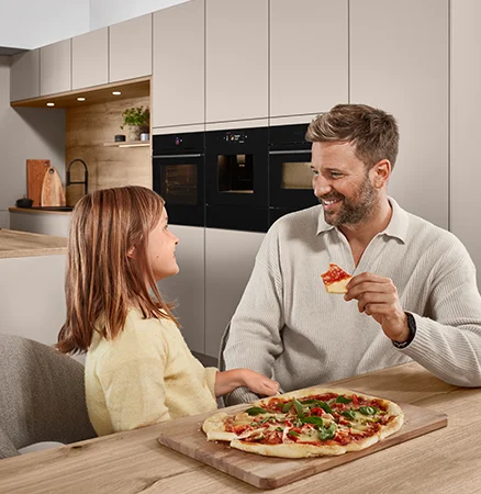 Wohnliche Familienküche in warmen Macchiato Farben mit Holzdetails und gemütlichem Essplatz für gemeinsame Genussmomente.