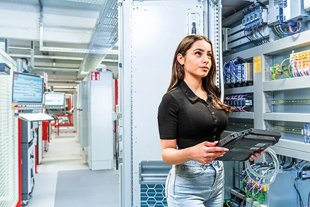 IT-Spezialist in der Serverfarm überprüft Netzwerkverbindungen – moderne IT-Jobs und Karrierechancen bei nobilia.