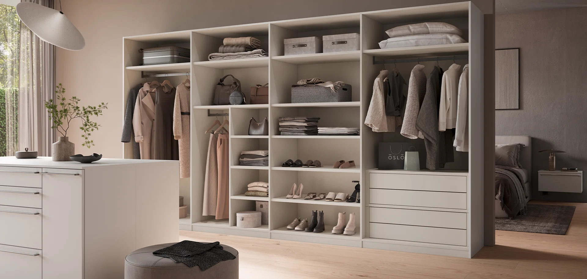 Ein offener Kleiderschrank mit einem Blick auf die Innenausstattung des Kleiderschrankes.
