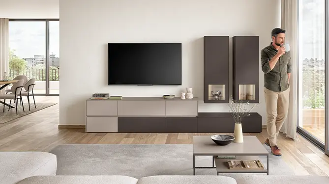 Wohnzimmer in Coffee-Farben mit TV-Wand, Lowboard und Hochschränken, LOOK 605