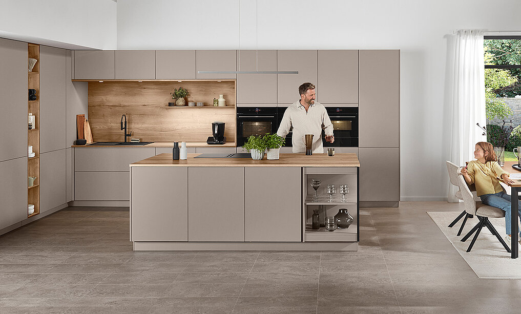 Moderne Küche in Macchiato mit SENSO 483 Front in Premium matt – harmonisch kombiniert mit Holzoptik.