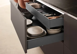 Schublade nBOX in der Softline 505 Küche mit geordnetem Stauraum für Geschirr und Besteck im Unterschrank.