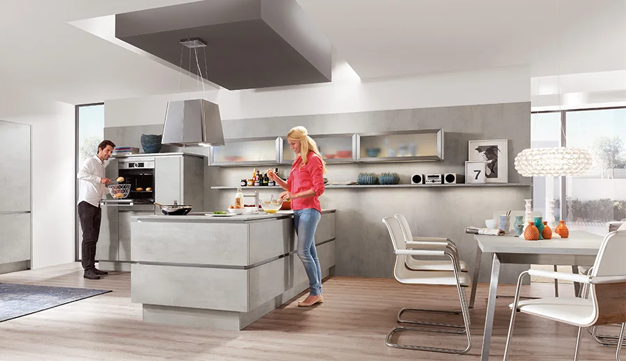 Die Front Riva 892 in Beton grau Nachbildung bringt einen urbanen Loftcharakter in die Küche. Die markante Betonoptik verleiht dem Raum eine moderne und gleichzeitig wohnliche Atmosphäre. Durch die strukturierte Oberfläche entsteht ein authentischer Look, der sich perfekt mit Edelstahl, Glas und warmen Holzelementen kombinieren lässt. Ideal für alle, die eine Küche mit Stil und Charakter suchen.