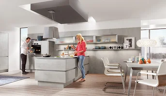 Die Front Riva 892 in Beton grau Nachbildung bringt einen urbanen Loftcharakter in die Küche. Die markante Betonoptik verleiht dem Raum eine moderne und gleichzeitig wohnliche Atmosphäre. Durch die strukturierte Oberfläche entsteht ein authentischer Look, der sich perfekt mit Edelstahl, Glas und warmen Holzelementen kombinieren lässt. Ideal für alle, die eine Küche mit Stil und Charakter suchen.