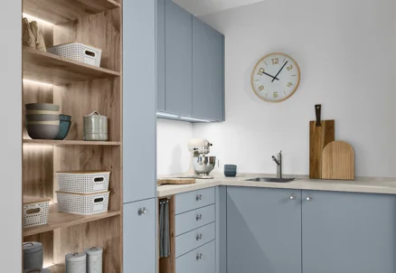 Hauswirtschaftsraum in U-Form, Senso 485 in Sky Premium matt mit offenen Regalen in Holzoptik und Quarzstein-Arbeitsplatte.
